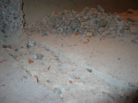 der Boden ist vorbereitet zum sauberen Nivellieren mit Zement