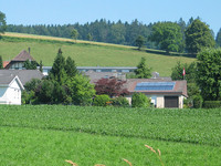 Sicht aufs Haus mit 24m2 Sonnenkollektoren